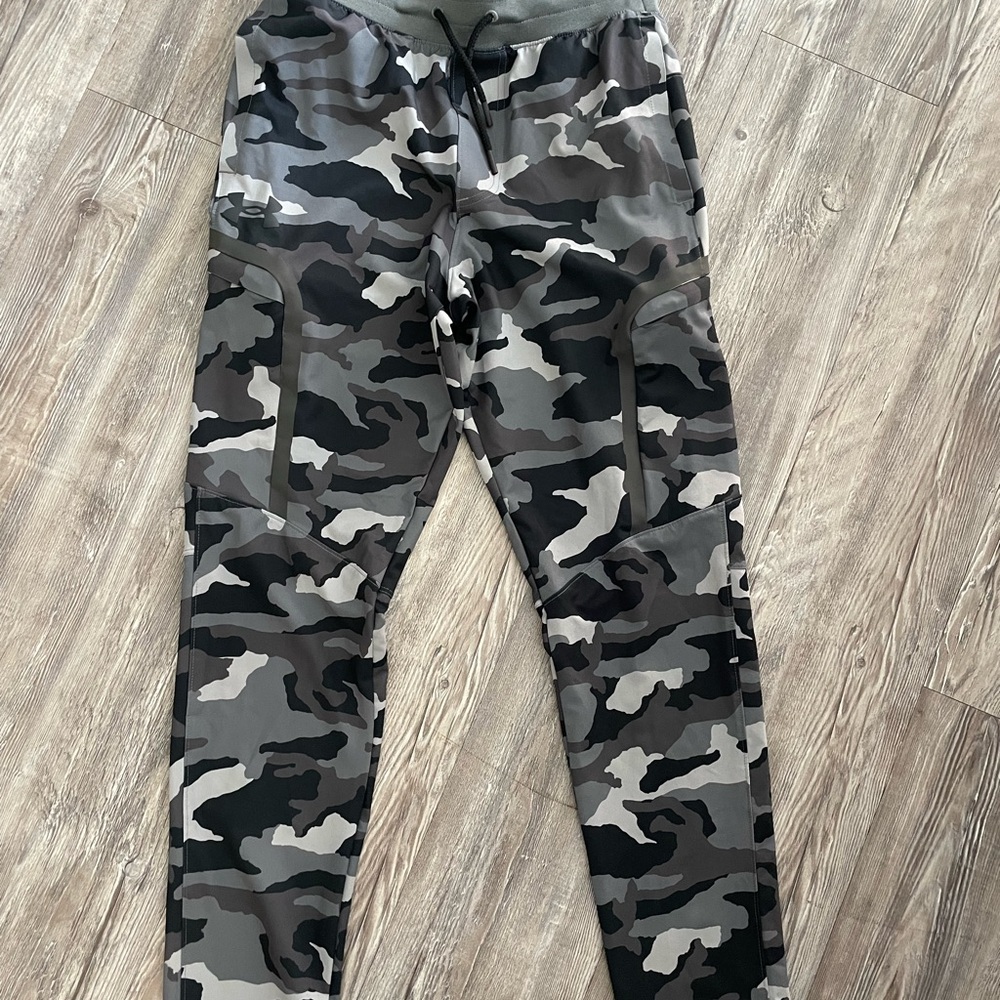 Under Armour Camouflage Jogger Pants With Side Zip Pockets